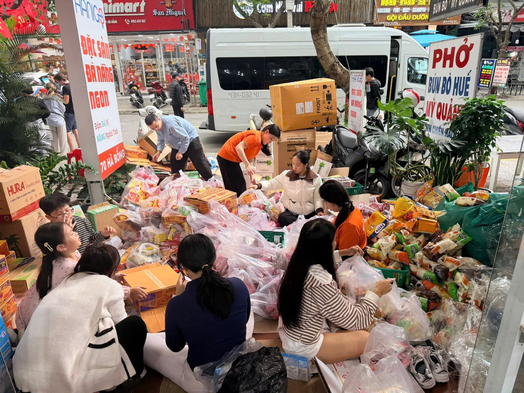 Đà Nẵng chung tay cứu trợ đồng bào vùng lũ Đắk Lắk đầy Xúc động - Ảnh 2. Đà Nẵng chung tay cứu trợ đồng bào vùng lũ Đắk Lắk đầy Xúc động - Ảnh 2.