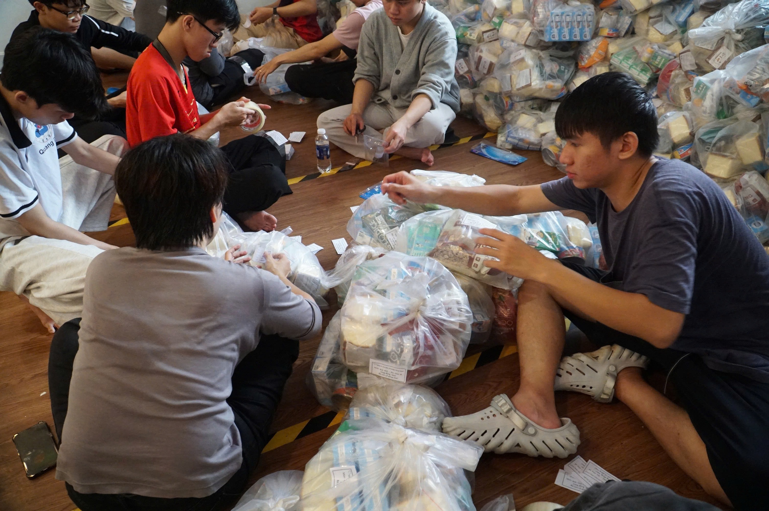 Đà Nẵng chung tay cứu trợ đồng bào vùng lũ Đắk Lắk đầy Xúc động - Ảnh 9. Đà Nẵng chung tay cứu trợ đồng bào vùng lũ Đắk Lắk đầy Xúc động - Ảnh 9.