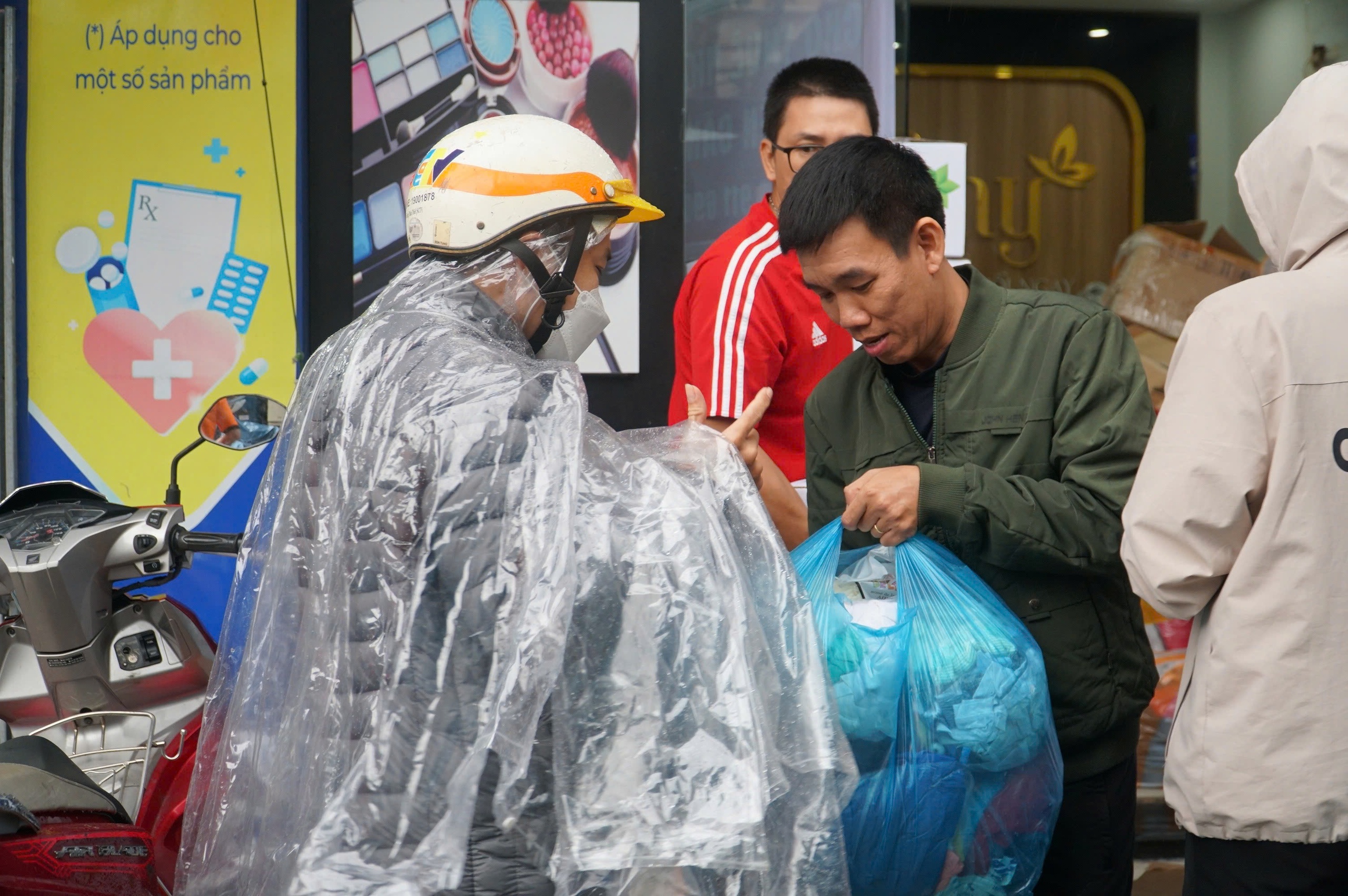 Đà Nẵng chung tay cứu trợ đồng bào vùng lũ Đắk Lắk đầy Xúc động - Ảnh 7. Đà Nẵng chung tay cứu trợ đồng bào vùng lũ Đắk Lắk đầy Xúc động - Ảnh 7.
