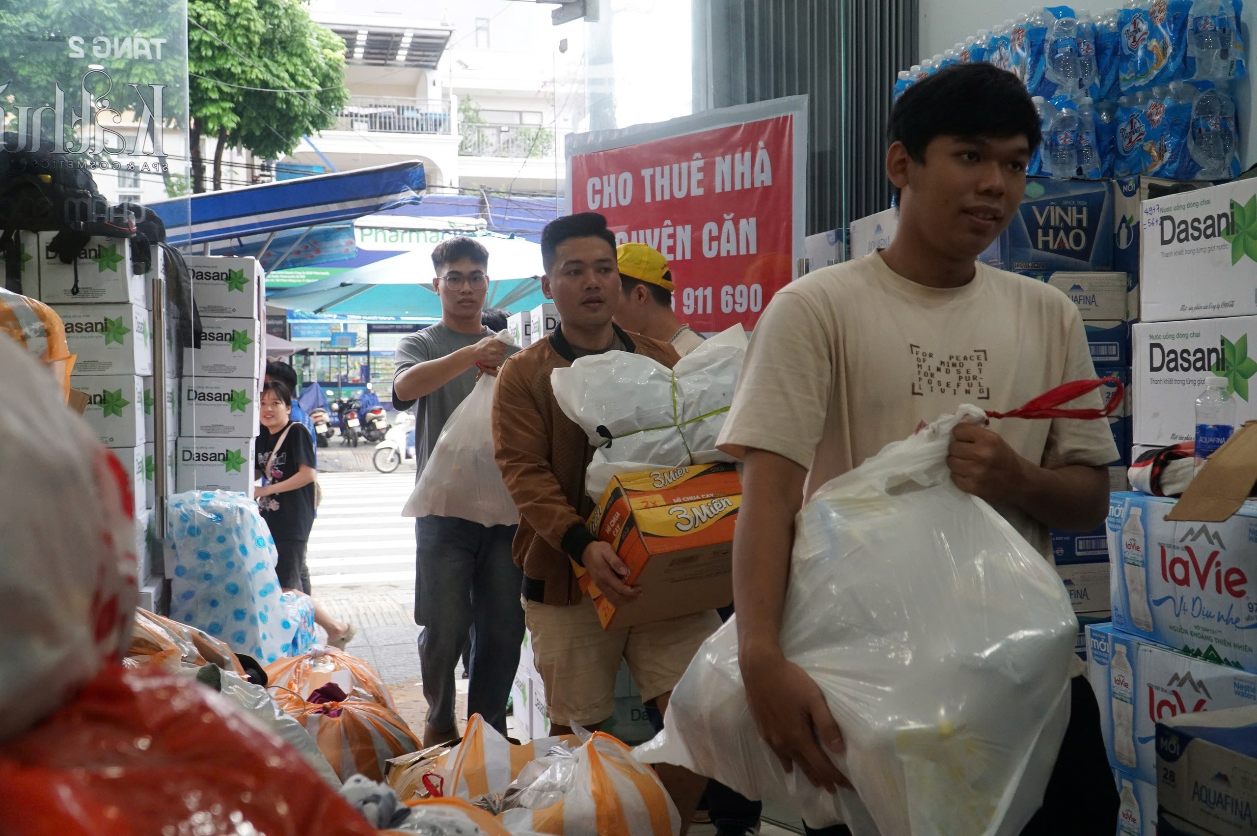 Đà Nẵng chung tay cứu trợ đồng bào vùng lũ Đắk Lắk đầy Xúc động - Ảnh 8. Đà Nẵng chung tay cứu trợ đồng bào vùng lũ Đắk Lắk đầy Xúc động - Ảnh 8.