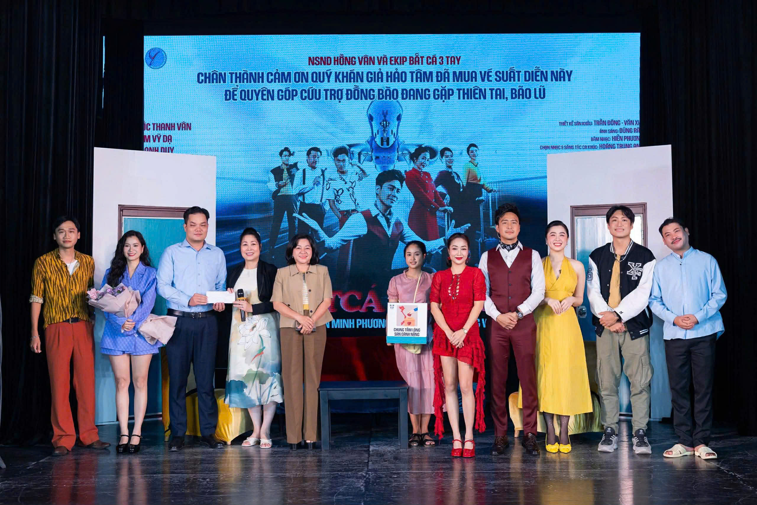 Nhiều nghệ sĩ chung tay ủng hộ đồng bào vùng lũ - Ảnh 1.