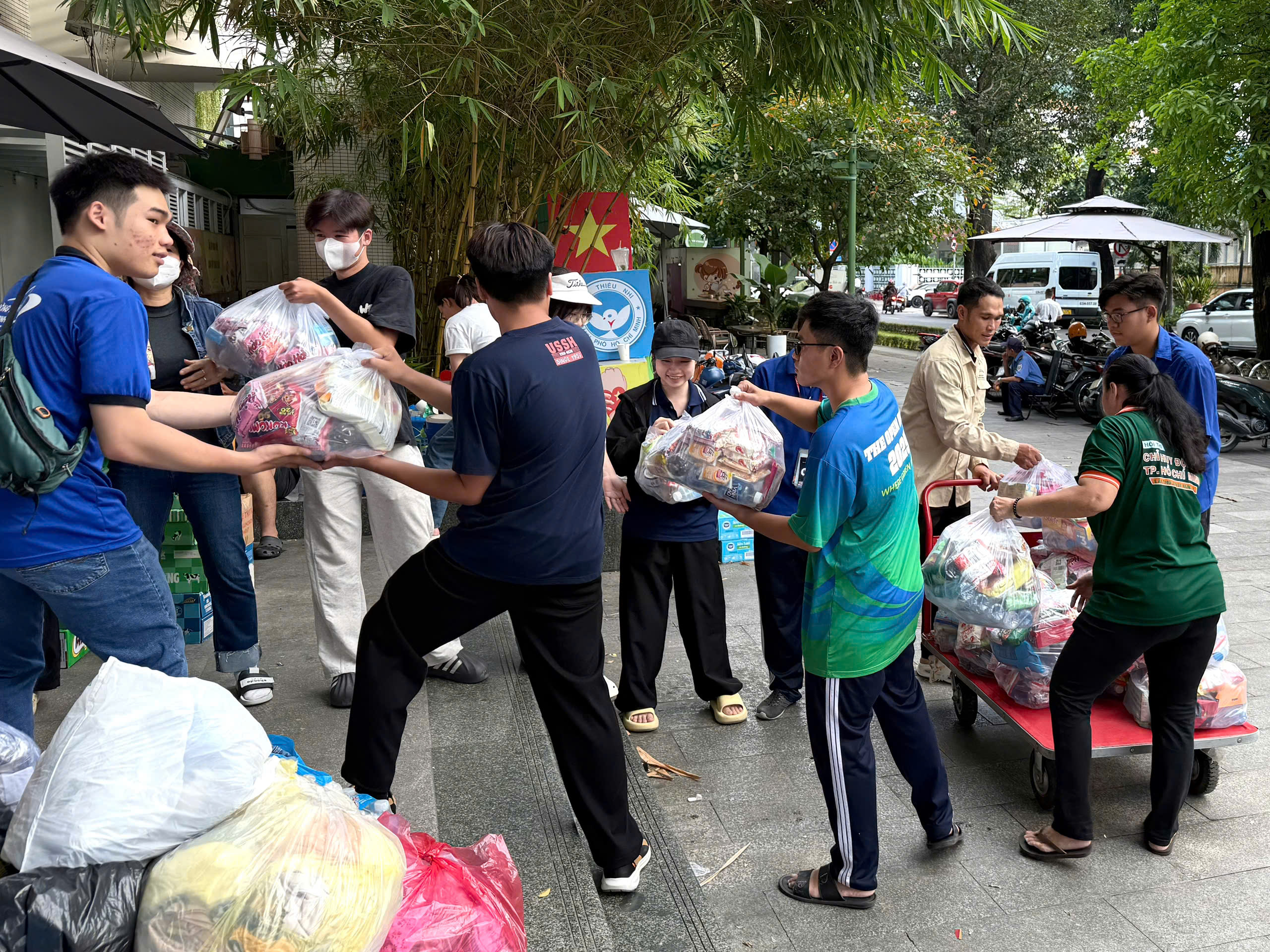 Mang sức trẻ TPHCM gửi gắm yêu thương đến đồng bào miền Trung - Ảnh 1.