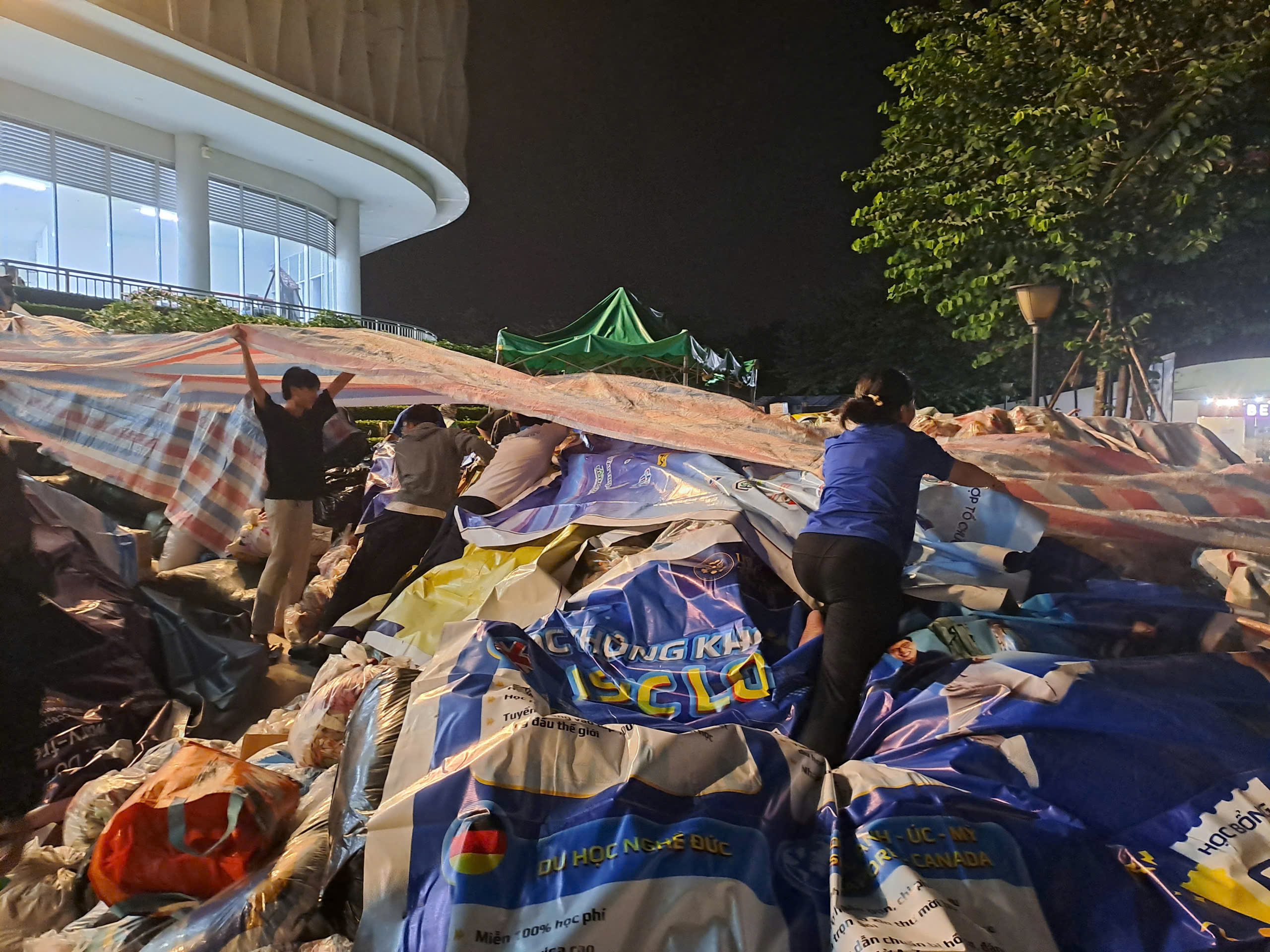 Mang sức trẻ TPHCM gửi gắm yêu thương đến đồng bào miền Trung - Ảnh 11.