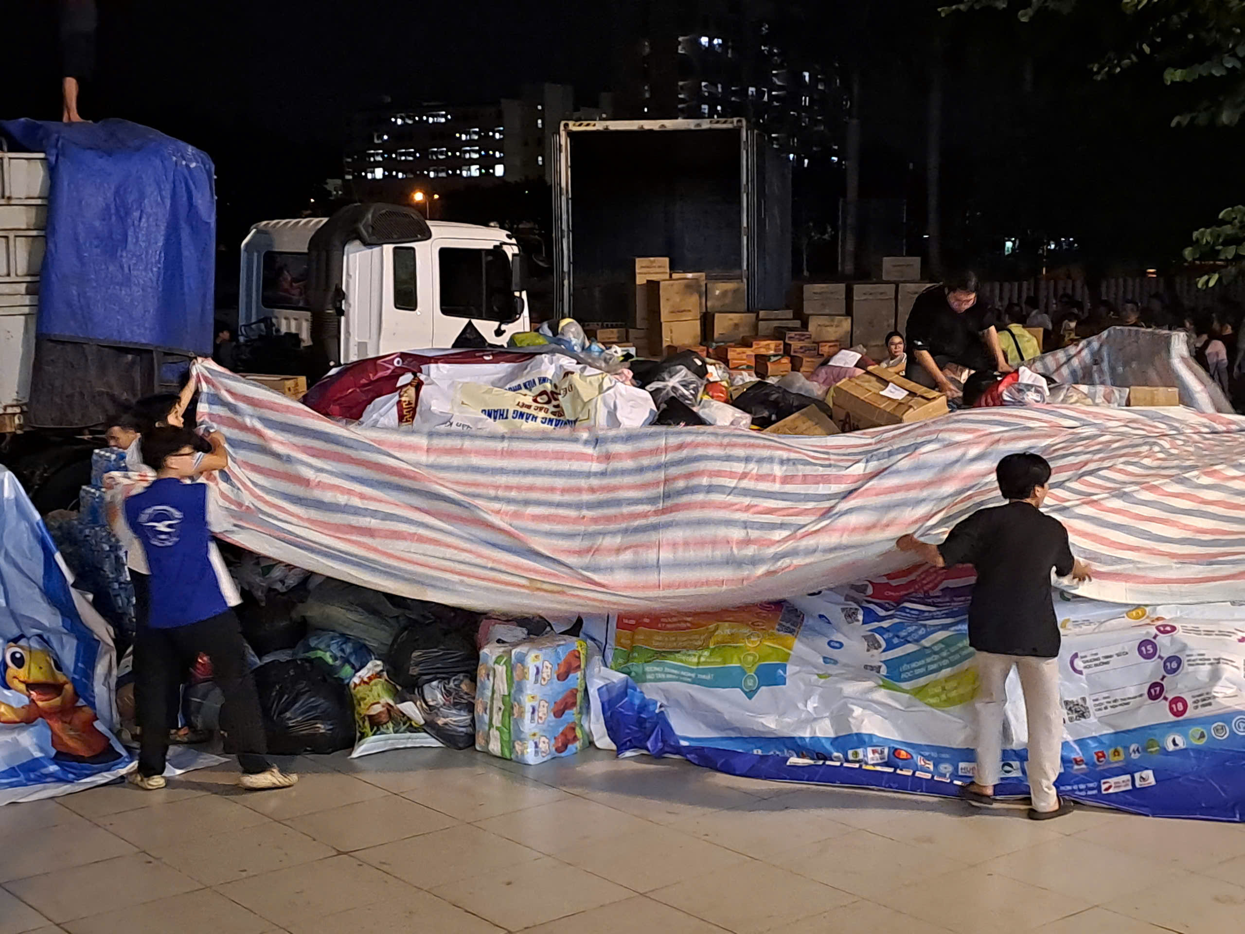 Mang sức trẻ TPHCM gửi gắm yêu thương đến đồng bào miền Trung - Ảnh 10.