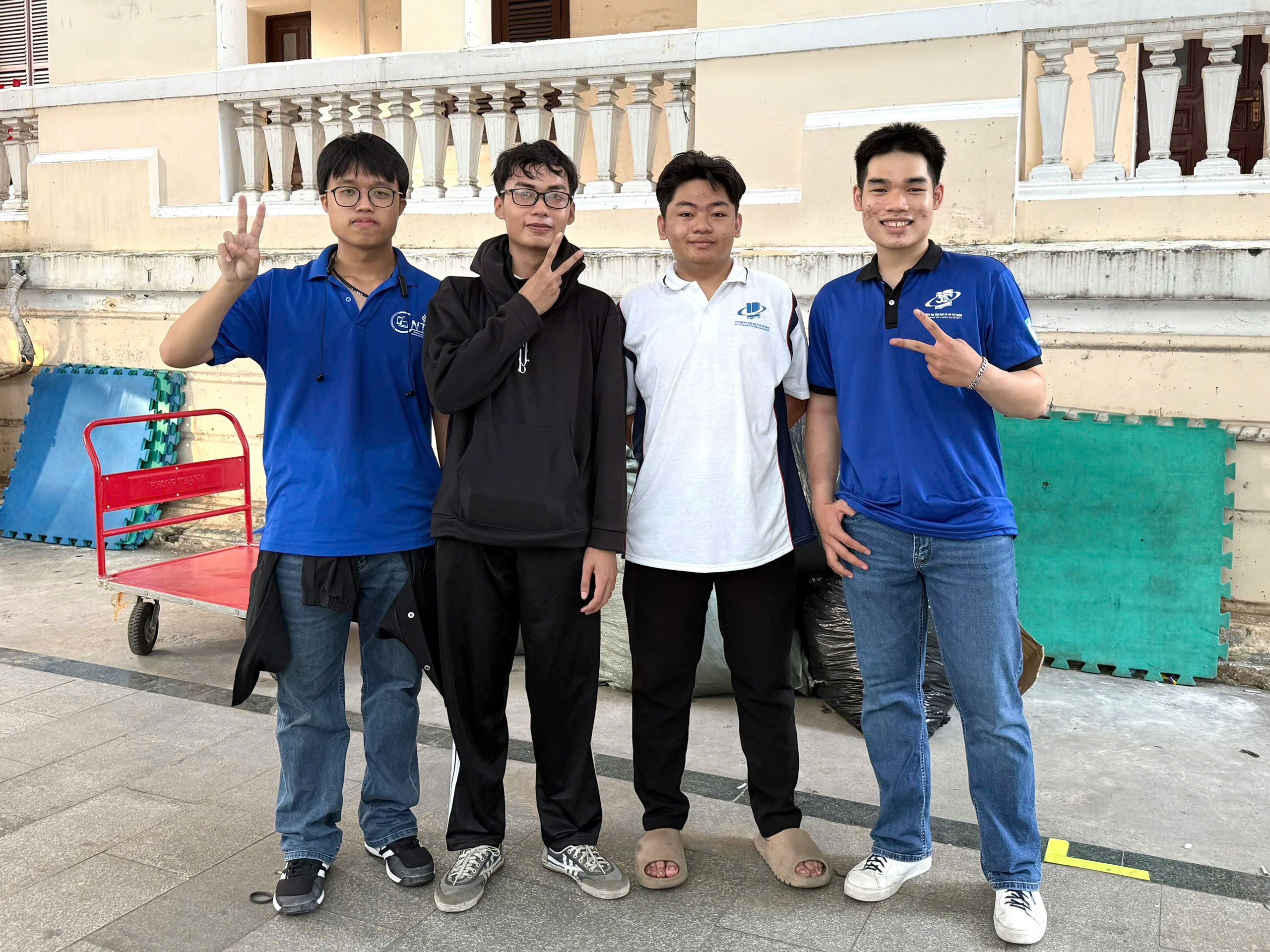 Mang sức trẻ TPHCM gửi gắm yêu thương đến đồng bào miền Trung - Ảnh 9.