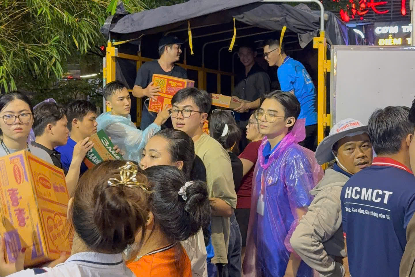 Mang sức trẻ TPHCM gửi gắm yêu thương đến đồng bào miền Trung - Ảnh 12.