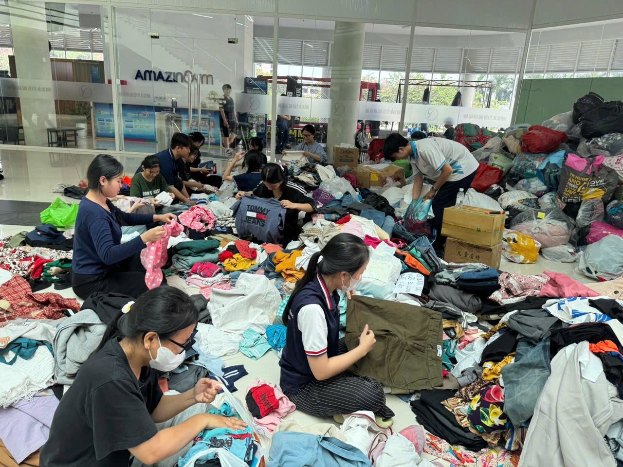 Mang sức trẻ TPHCM gửi gắm yêu thương đến đồng bào miền Trung - Ảnh 2.