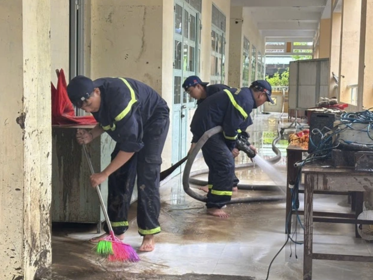 Công an TPHCM chi viện khẩn cấp hỗ trợ bà con vùng lũ - Ảnh 3.