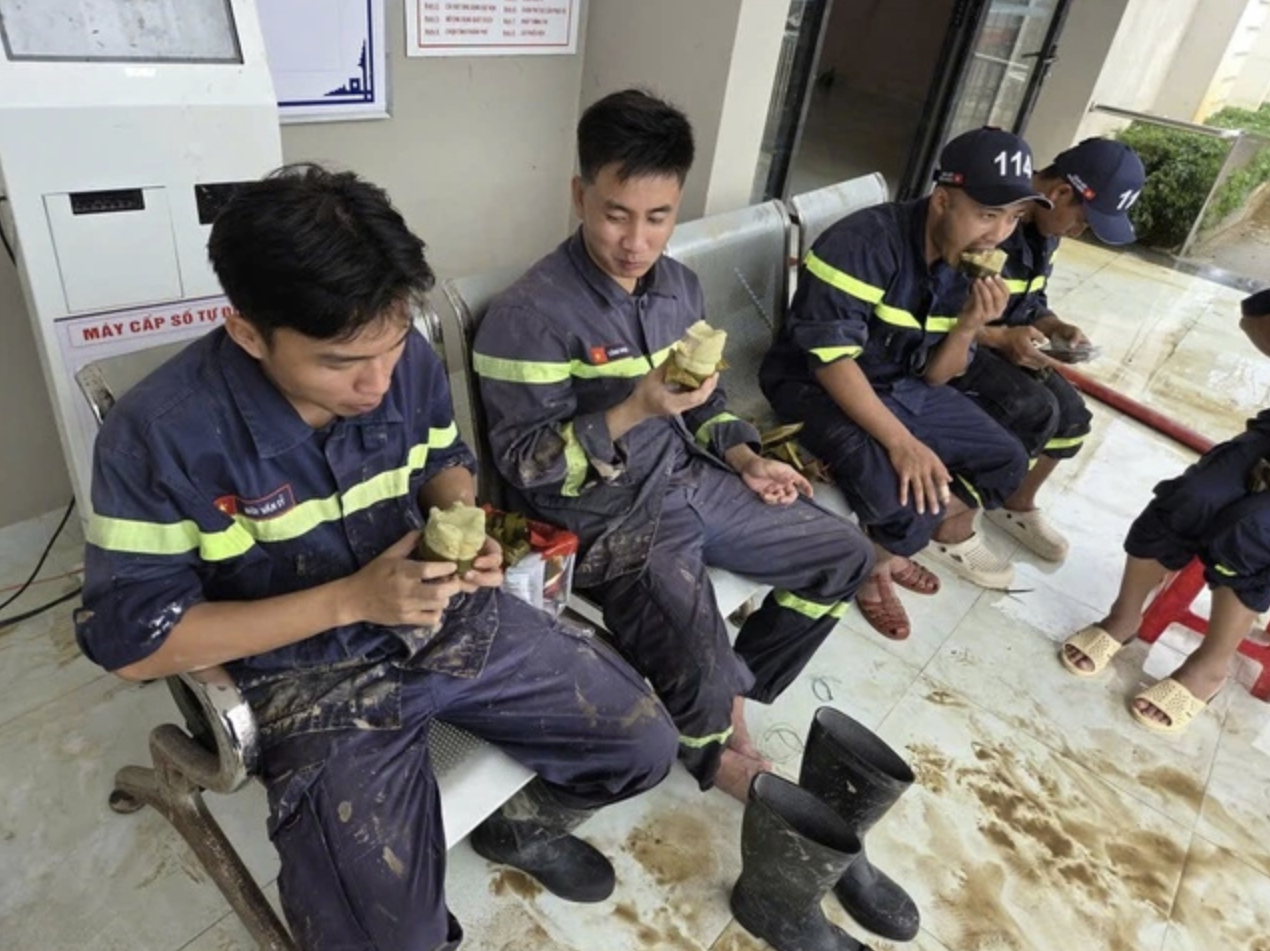 Công an TPHCM chi viện khẩn cấp hỗ trợ bà con vùng lũ - Ảnh 6.