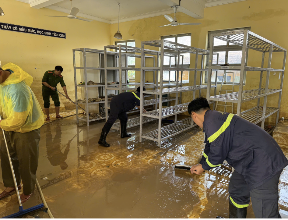 Công an TPHCM chi viện khẩn cấp hỗ trợ bà con vùng lũ - Ảnh 5.