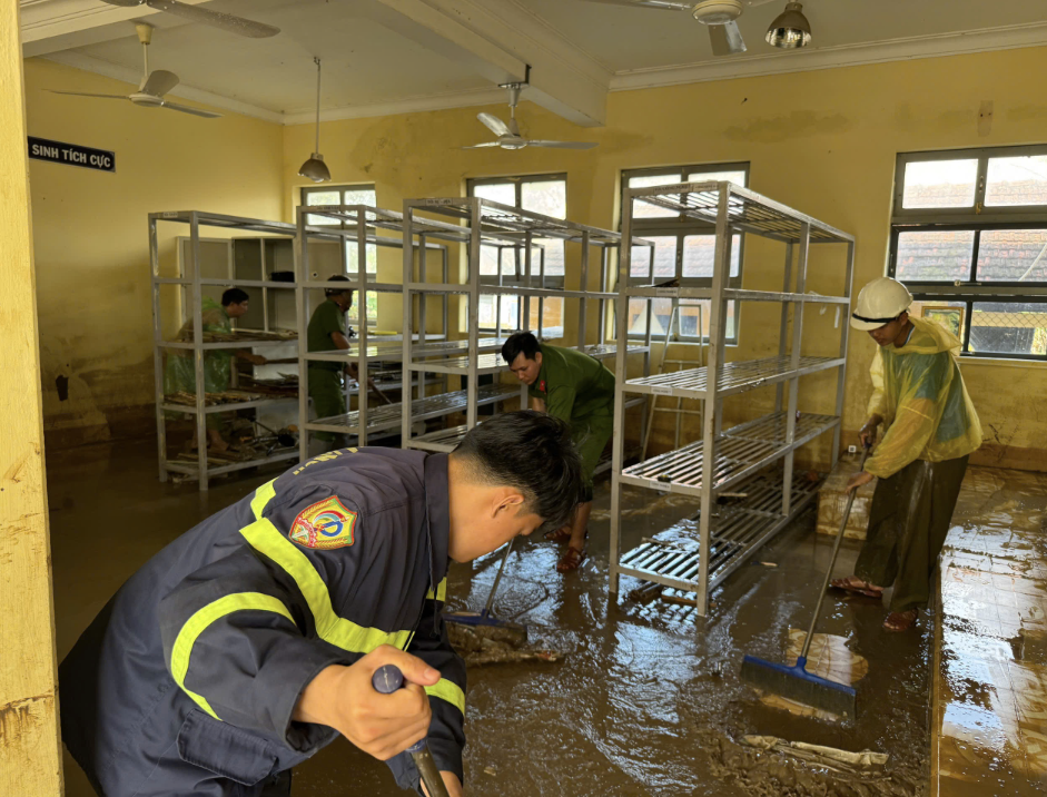 Công an TPHCM chi viện khẩn cấp hỗ trợ bà con vùng lũ - Ảnh 2.