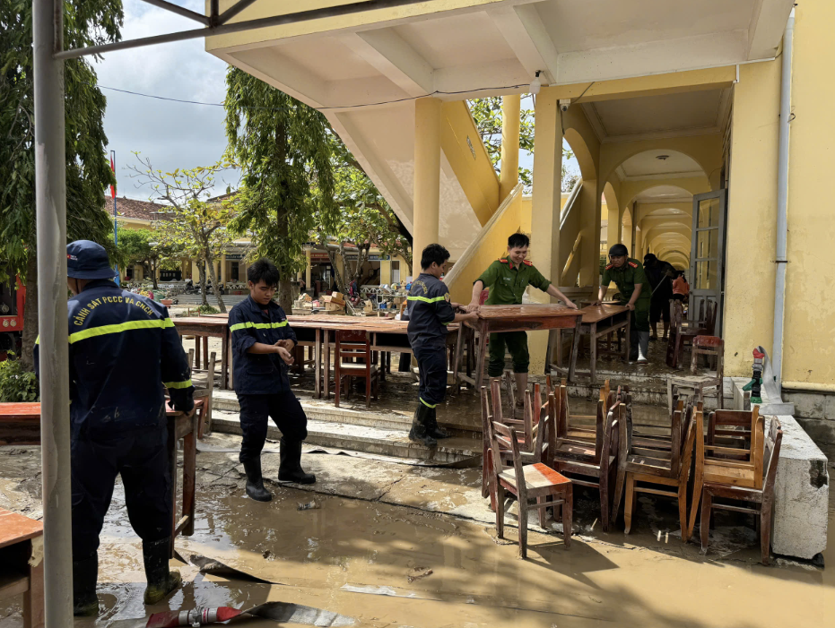 Công an TPHCM chi viện khẩn cấp hỗ trợ bà con vùng lũ - Ảnh 1.