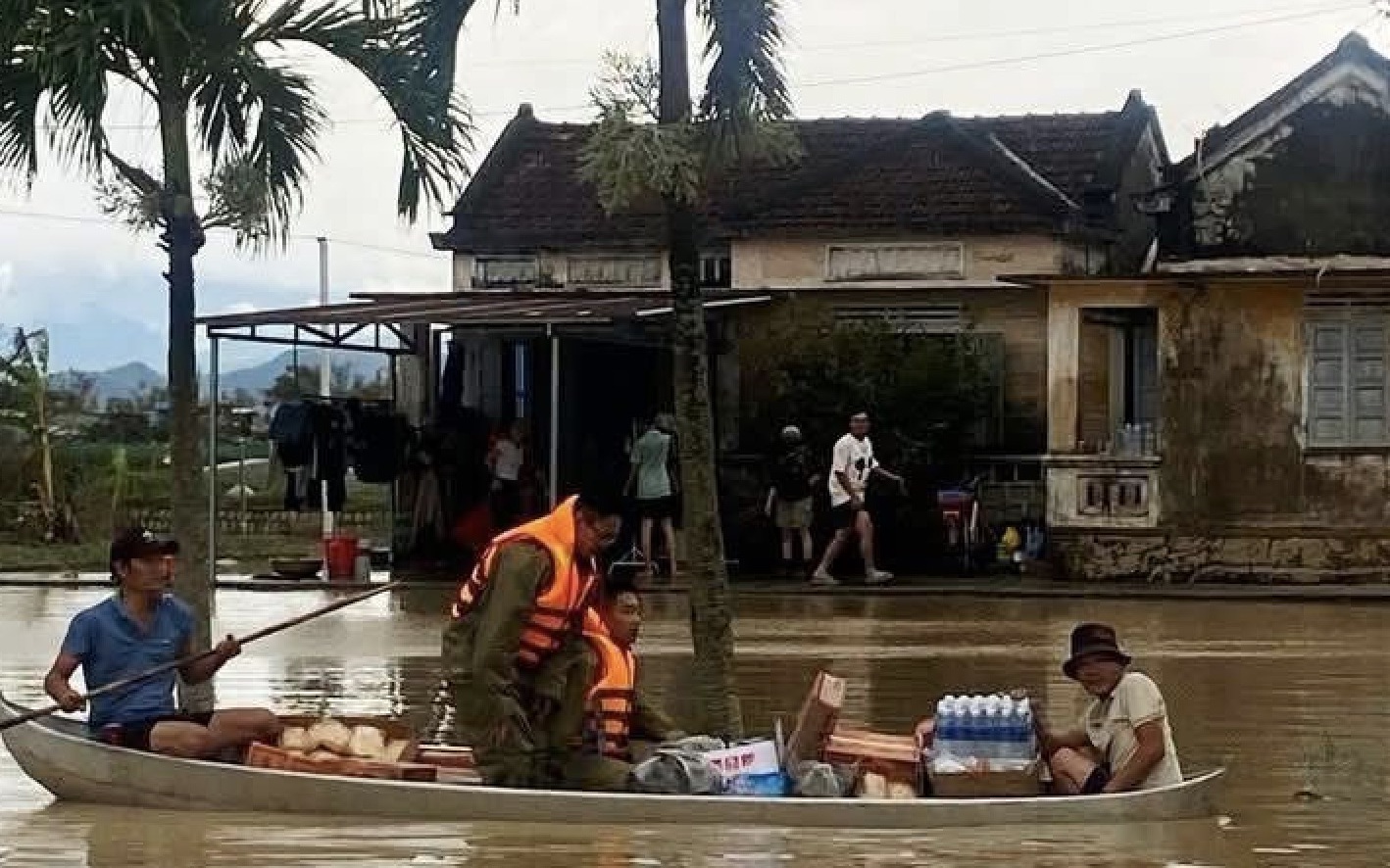 Gia Lai họp khẩn, yêu cầu sơ tán dân trong đêm vì nước sông dâng cao - Ảnh 2.