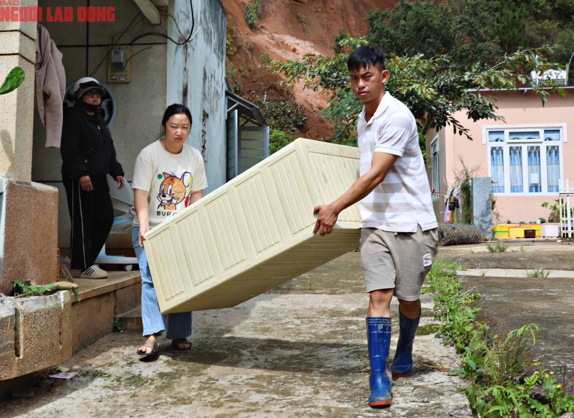 Ngọn đồi ở Lâm Đồng nứt lớn, khẩn cấp di dời hàng chục hộ dân - Ảnh 8.