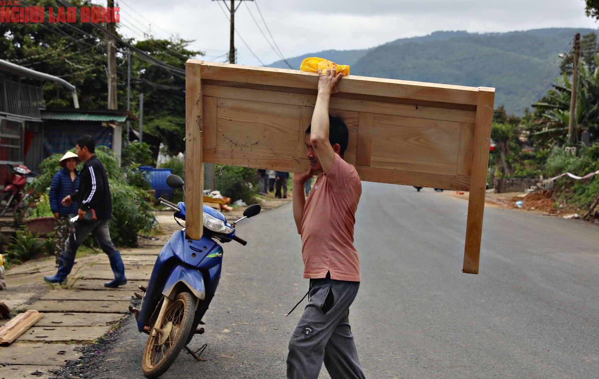 Ngọn đồi ở Lâm Đồng nứt lớn, khẩn cấp di dời hàng chục hộ dân - Ảnh 9.