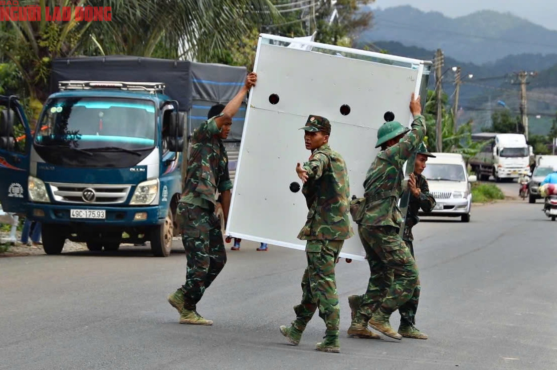 Ngọn đồi ở Lâm Đồng nứt lớn, khẩn cấp di dời hàng chục hộ dân - Ảnh 10.