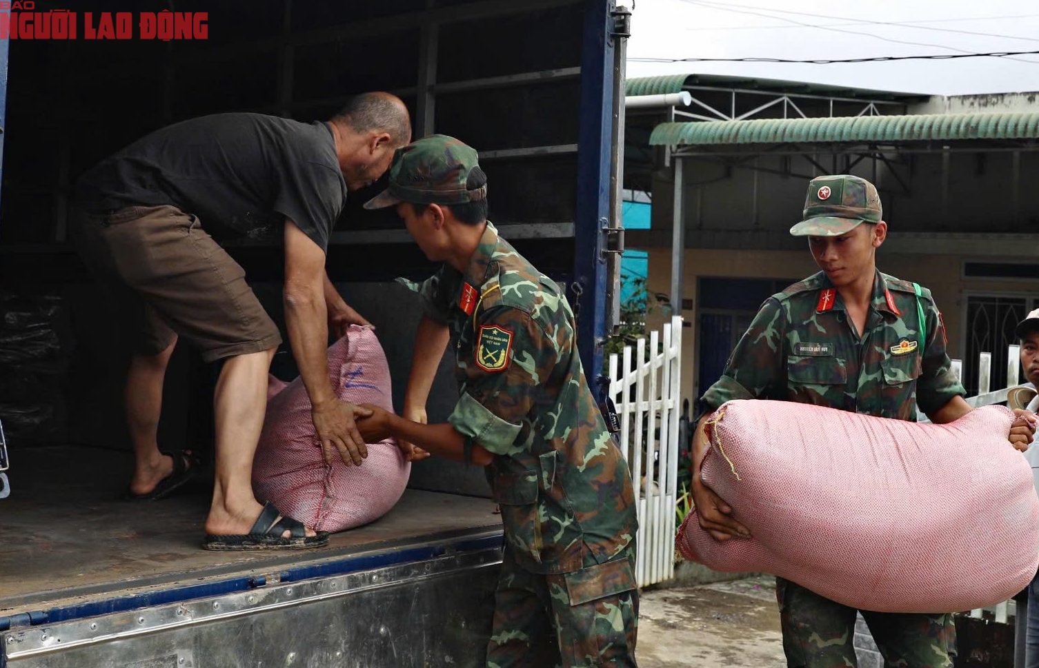 Ngọn đồi ở Lâm Đồng nứt lớn, khẩn cấp di dời hàng chục hộ dân - Ảnh 11.