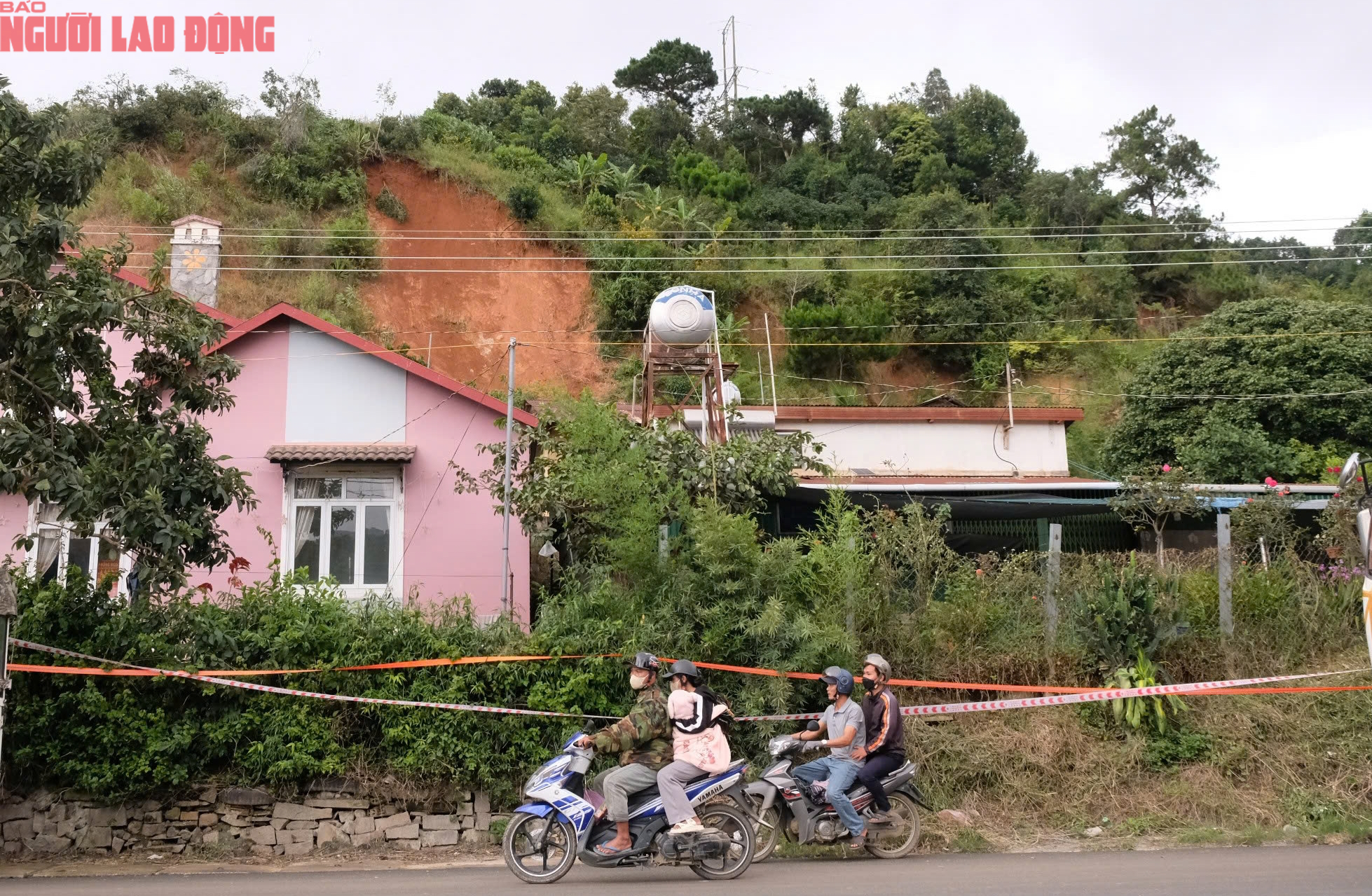 Ngọn đồi ở Lâm Đồng nứt lớn, khẩn cấp di dời hàng chục hộ dân - Ảnh 12.