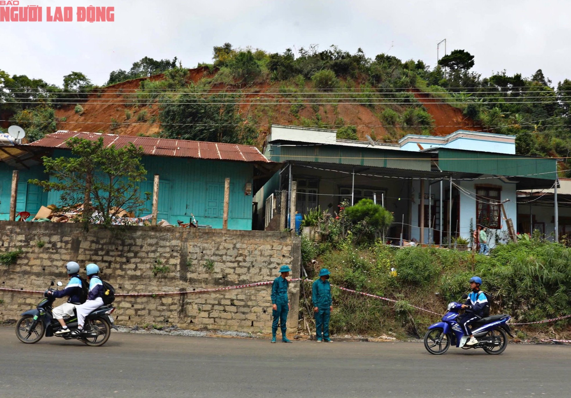 Ngọn đồi ở Lâm Đồng nứt lớn, khẩn cấp di dời hàng chục hộ dân - Ảnh 4.