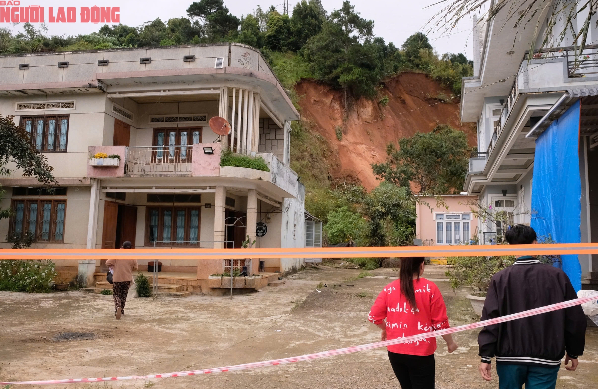 Ngọn đồi ở Lâm Đồng nứt lớn, khẩn cấp di dời hàng chục hộ dân - Ảnh 5.