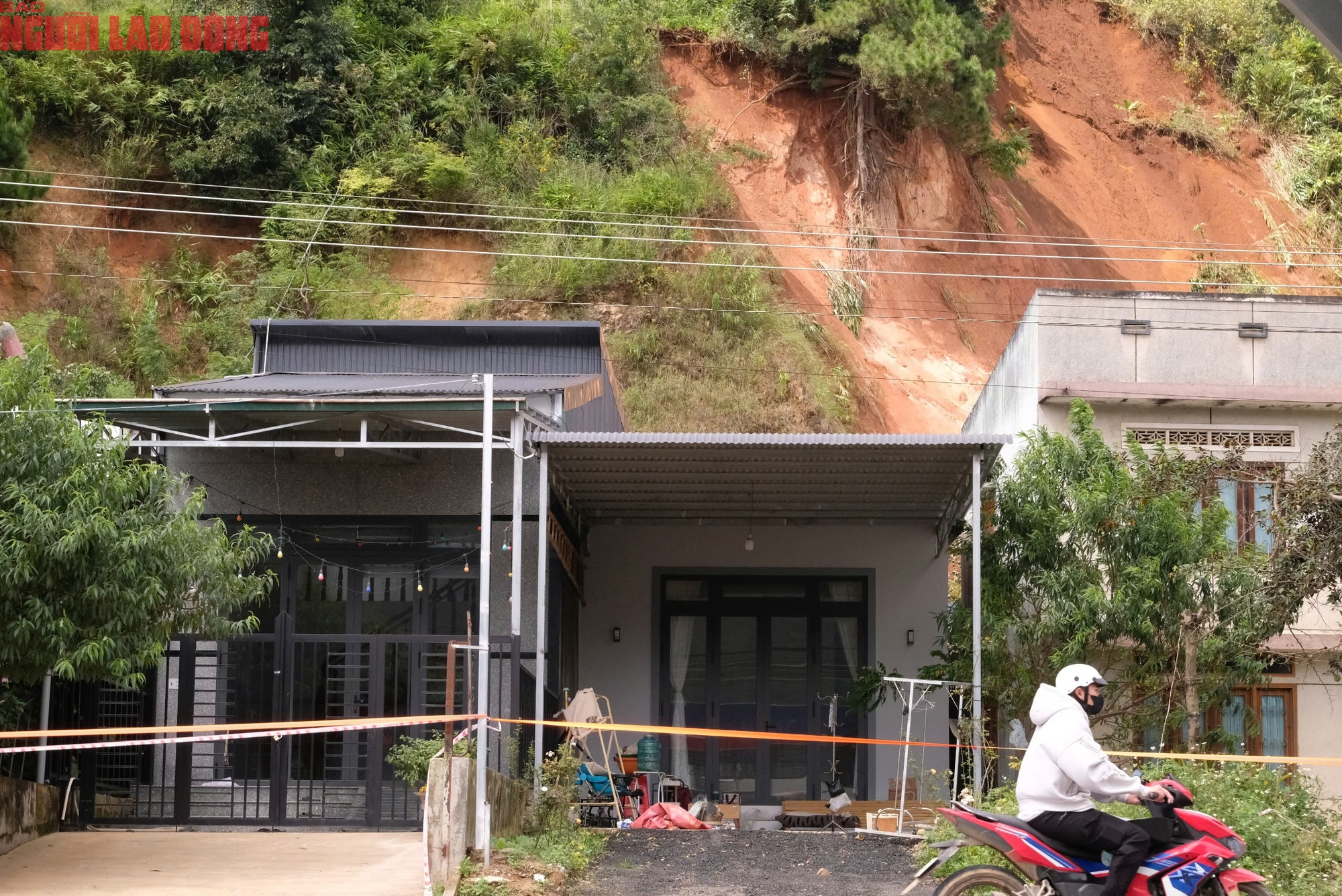 Ngọn đồi ở Lâm Đồng nứt lớn, khẩn cấp di dời hàng chục hộ dân - Ảnh 6.