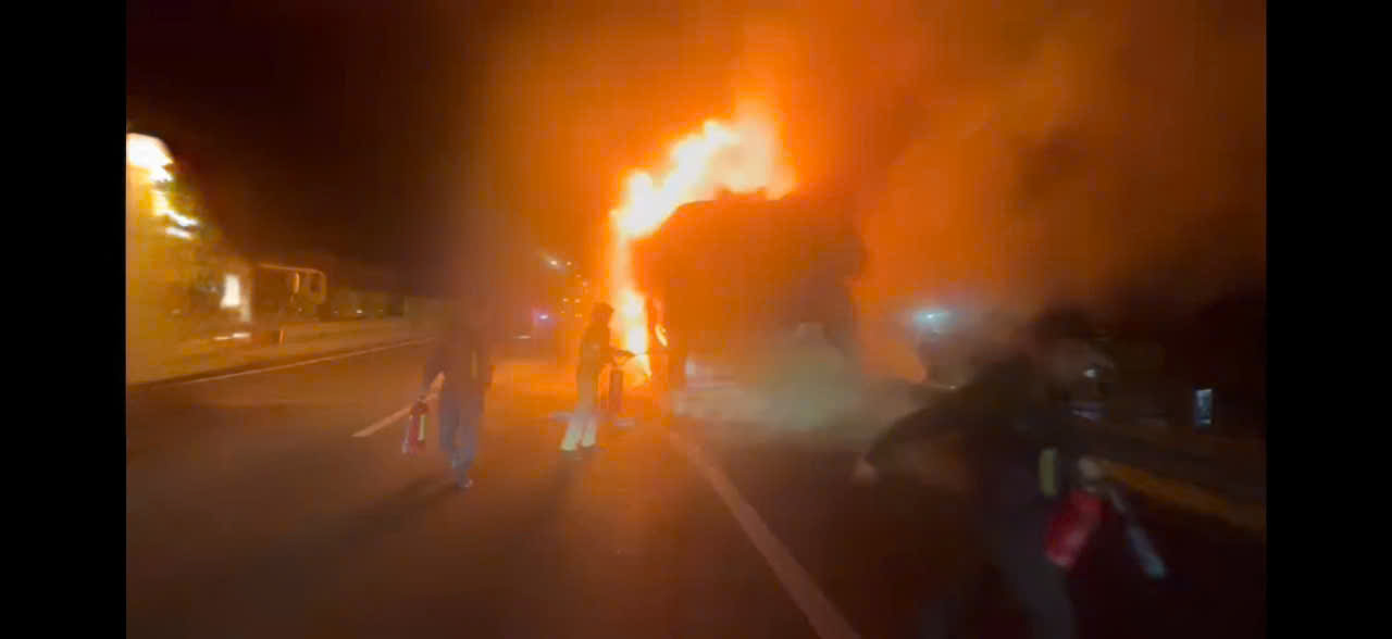 Xe khách cháy trơ khung trên đường cao tốc TP HCM - Trung Lương, 10 hành khách hốt hoảng - Ảnh 2.