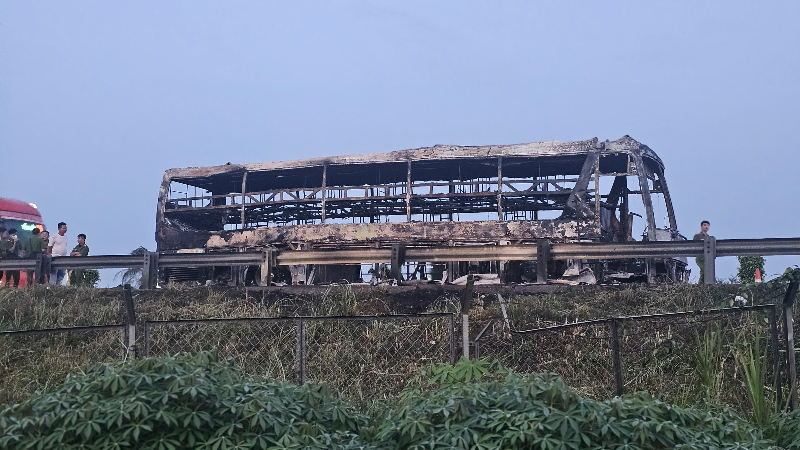 Xe khách cháy trơ khung trên đường cao tốc TP HCM - Trung Lương, 10 hành khách hốt hoảng - Ảnh 4.