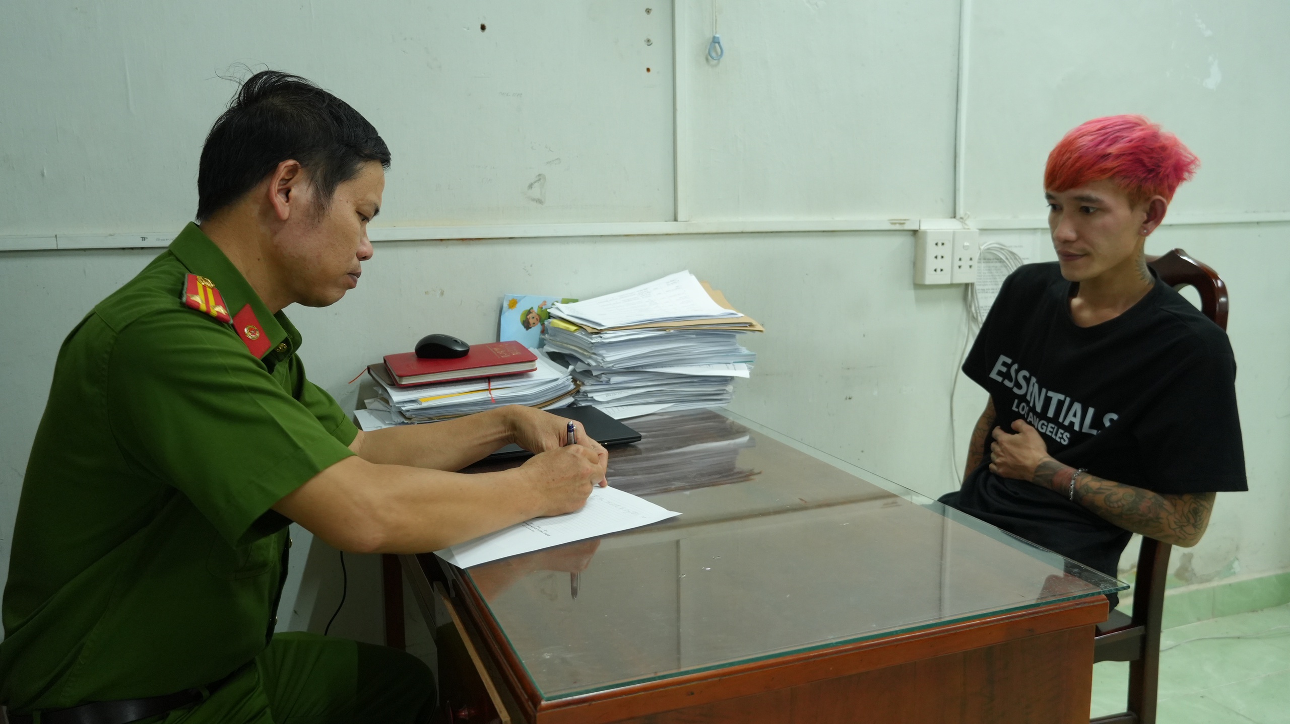 Đối tượng nhuộm tóc màu hồng cướp tài sản bị bắt Sau khi đầu thú - Ảnh 1.