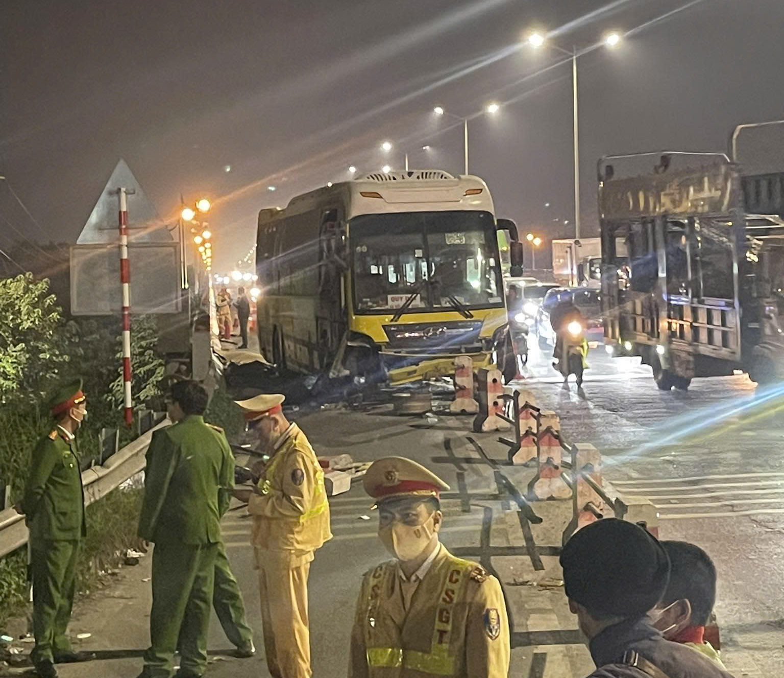 Xe khách tông xe máy trên cầu Thanh Trì , 2 người tử vong thương tâm - Ảnh 1.