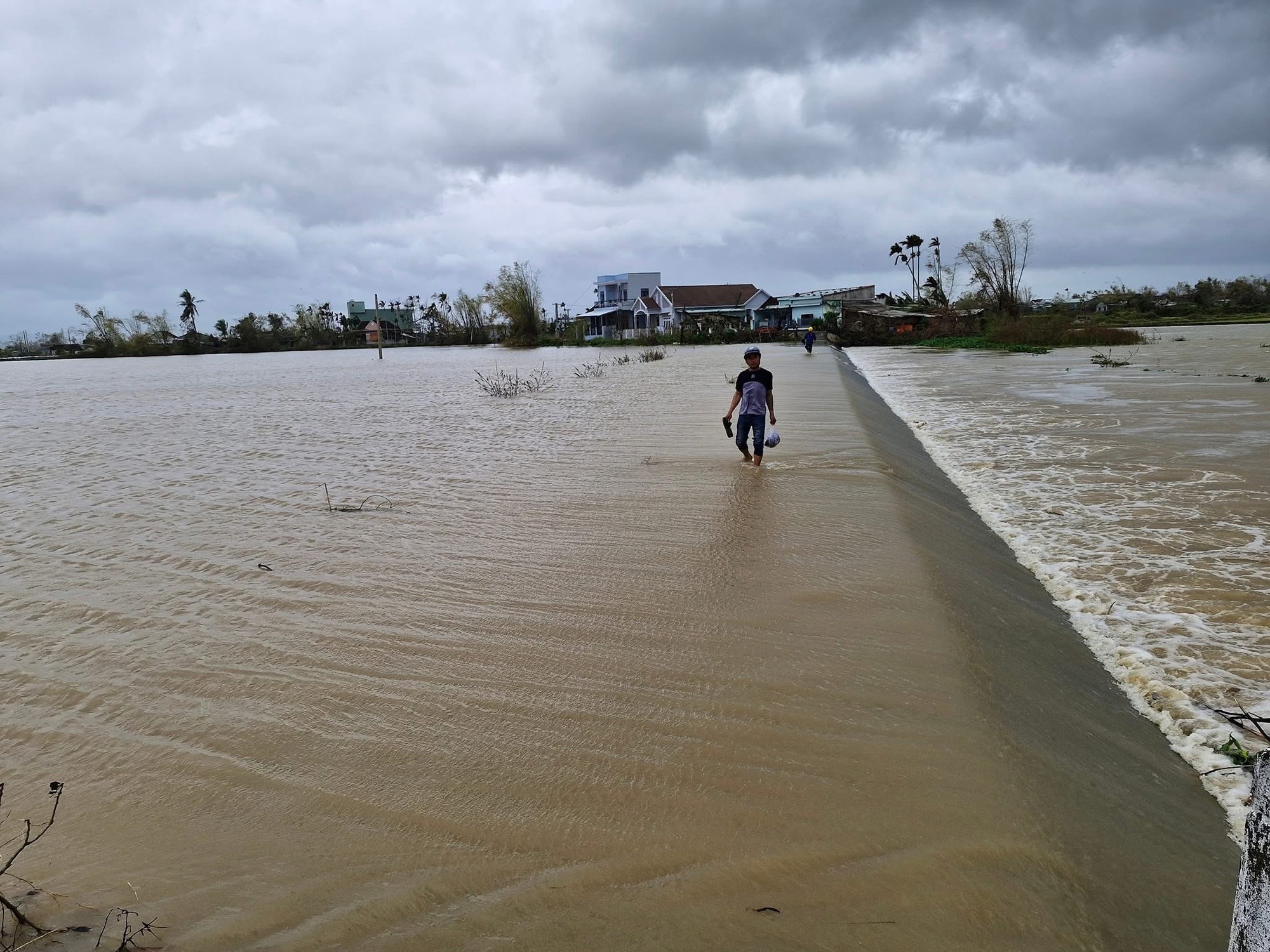 Gia Lai họp khẩn, yêu cầu sơ tán dân trong đêm vì nước sông dâng cao - Ảnh 1.