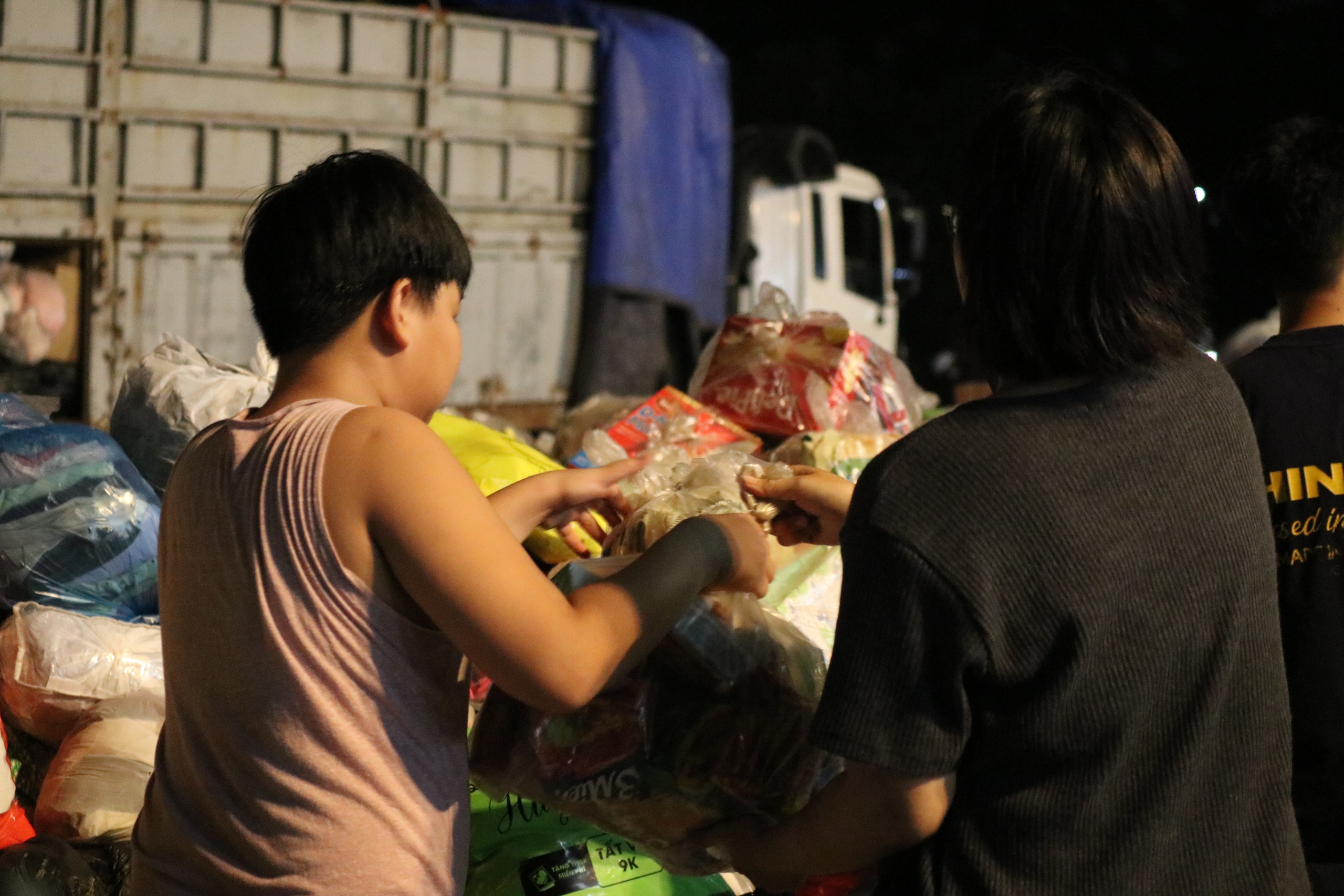 Mang sức trẻ TPHCM gửi gắm yêu thương đến đồng bào miền Trung - Ảnh 4.