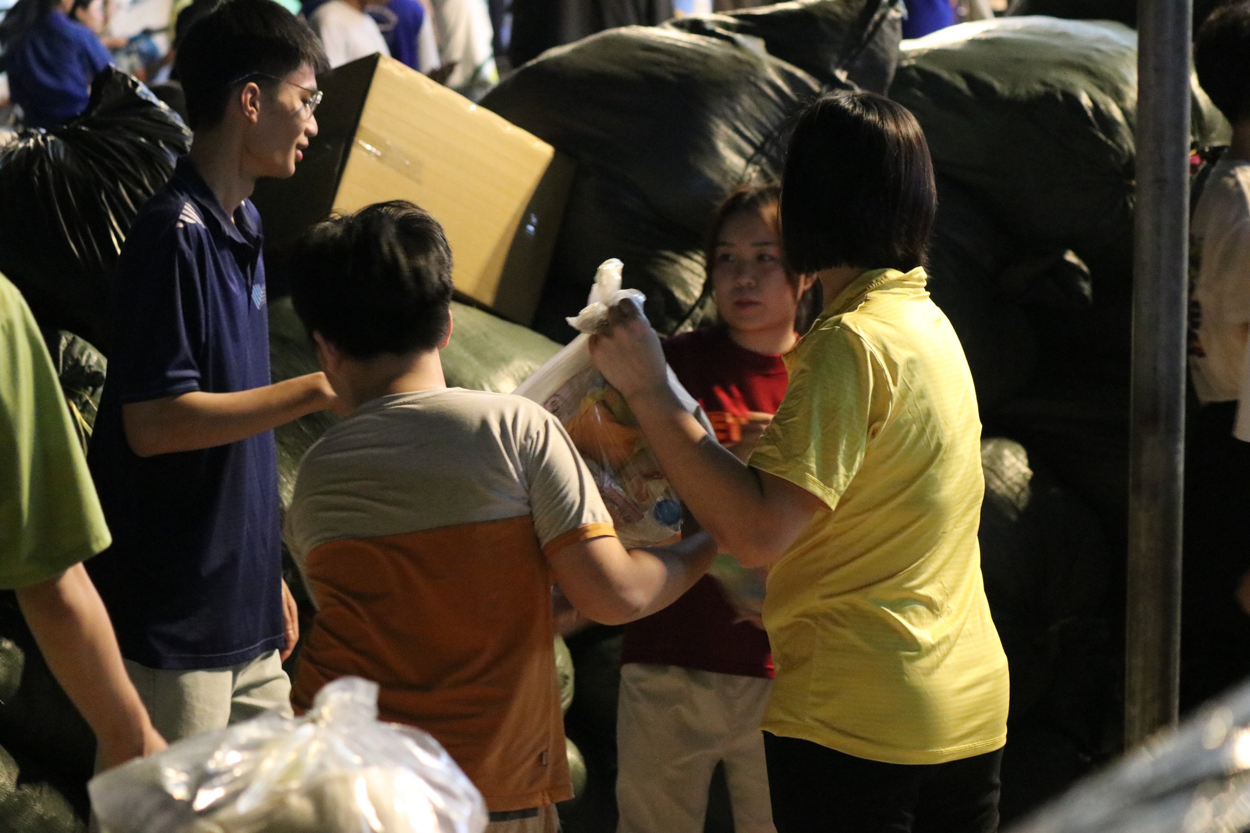 Mang sức trẻ TPHCM gửi gắm yêu thương đến đồng bào miền Trung - Ảnh 5.