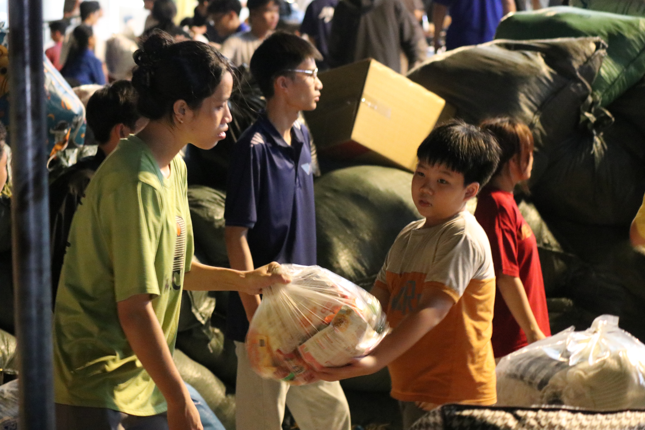 Mang sức trẻ TPHCM gửi gắm yêu thương đến đồng bào miền Trung - Ảnh 3.