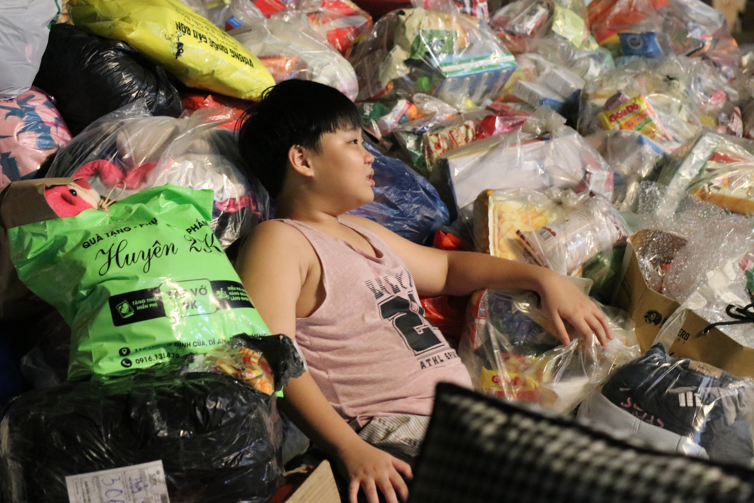 Mang sức trẻ TPHCM gửi gắm yêu thương đến đồng bào miền Trung - Ảnh 6.