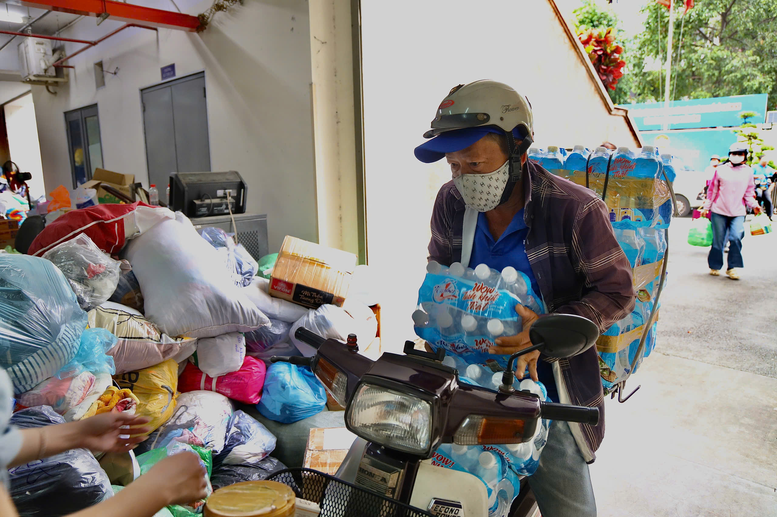 TPHCM dừng tiếp nhận hàng hóa, người dân ủng hộ bà con vùng bão lũ qua số tài khoản - Ảnh 1.