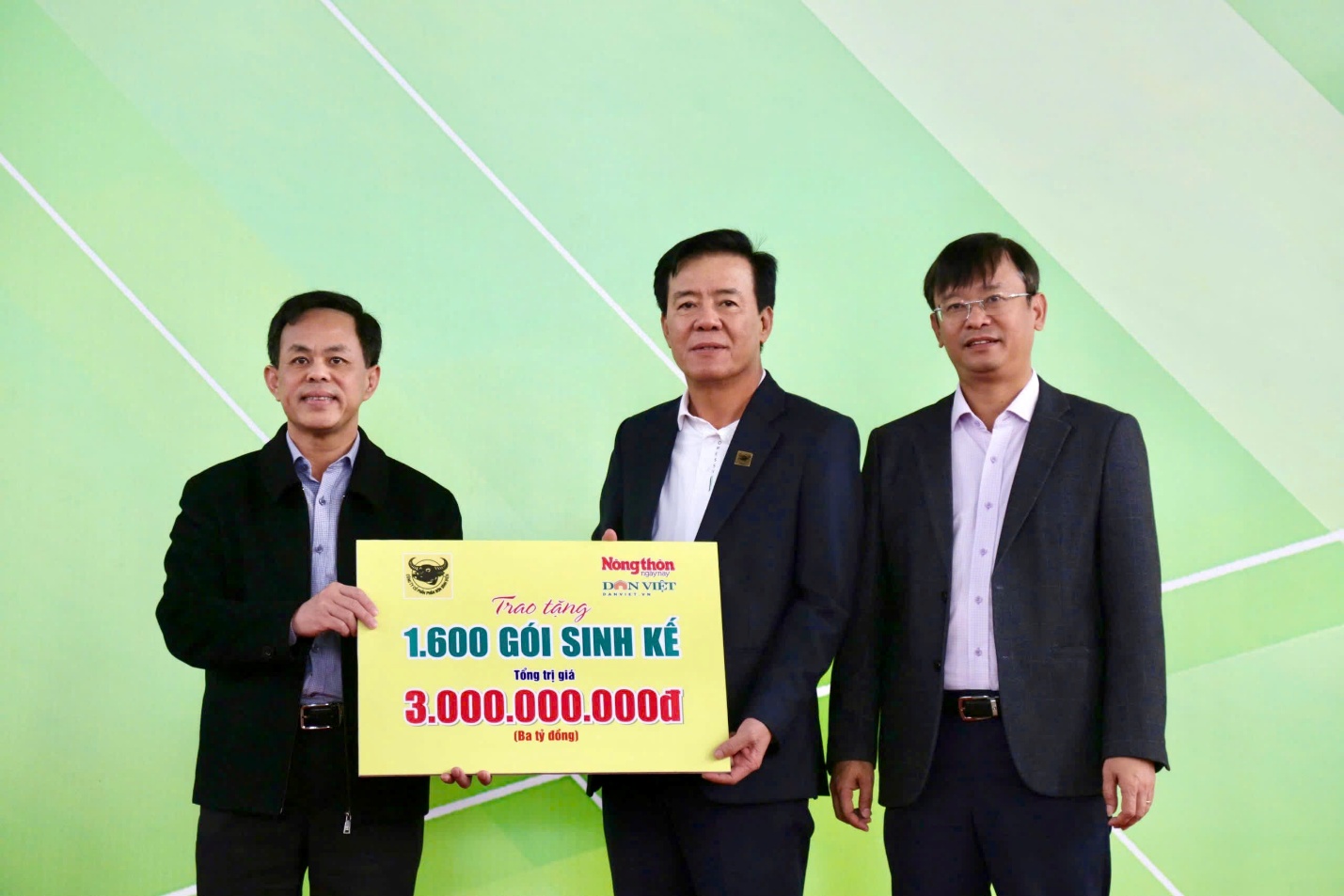 Bình Điền trao 1.600 gói sinh kế giúp nông dân Thanh Hóa tái thiết sản xuất sau bão lũ - Ảnh 1.