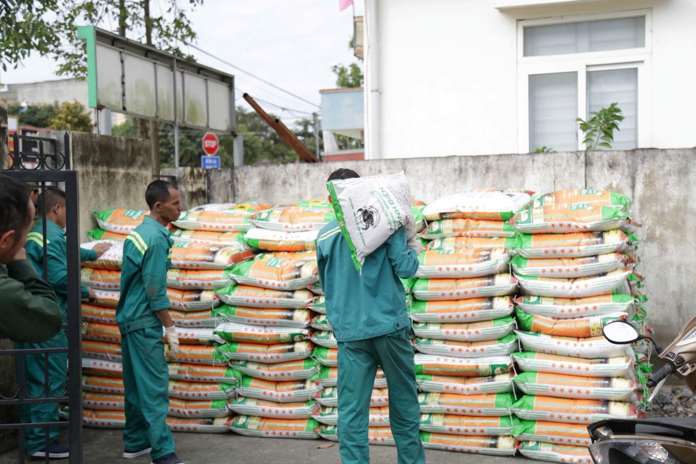 Bình Điền trao 1.600 gói sinh kế giúp nông dân Thanh Hóa tái thiết sản xuất sau bão lũ - Ảnh 5.