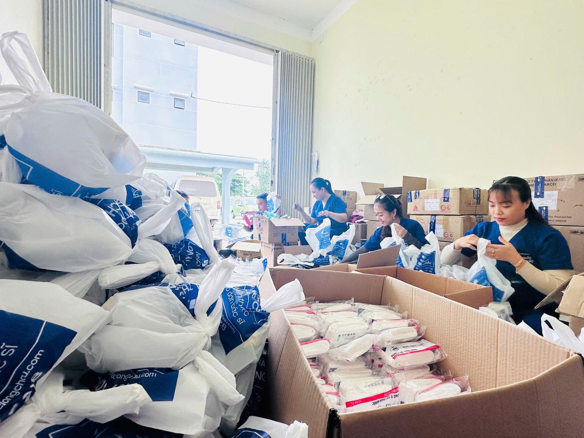 Long Châu hướng về Miền Trung, khẩn cấp hỗ trợ thêm 3 tấn thuốc cho người dân - Ảnh 5.