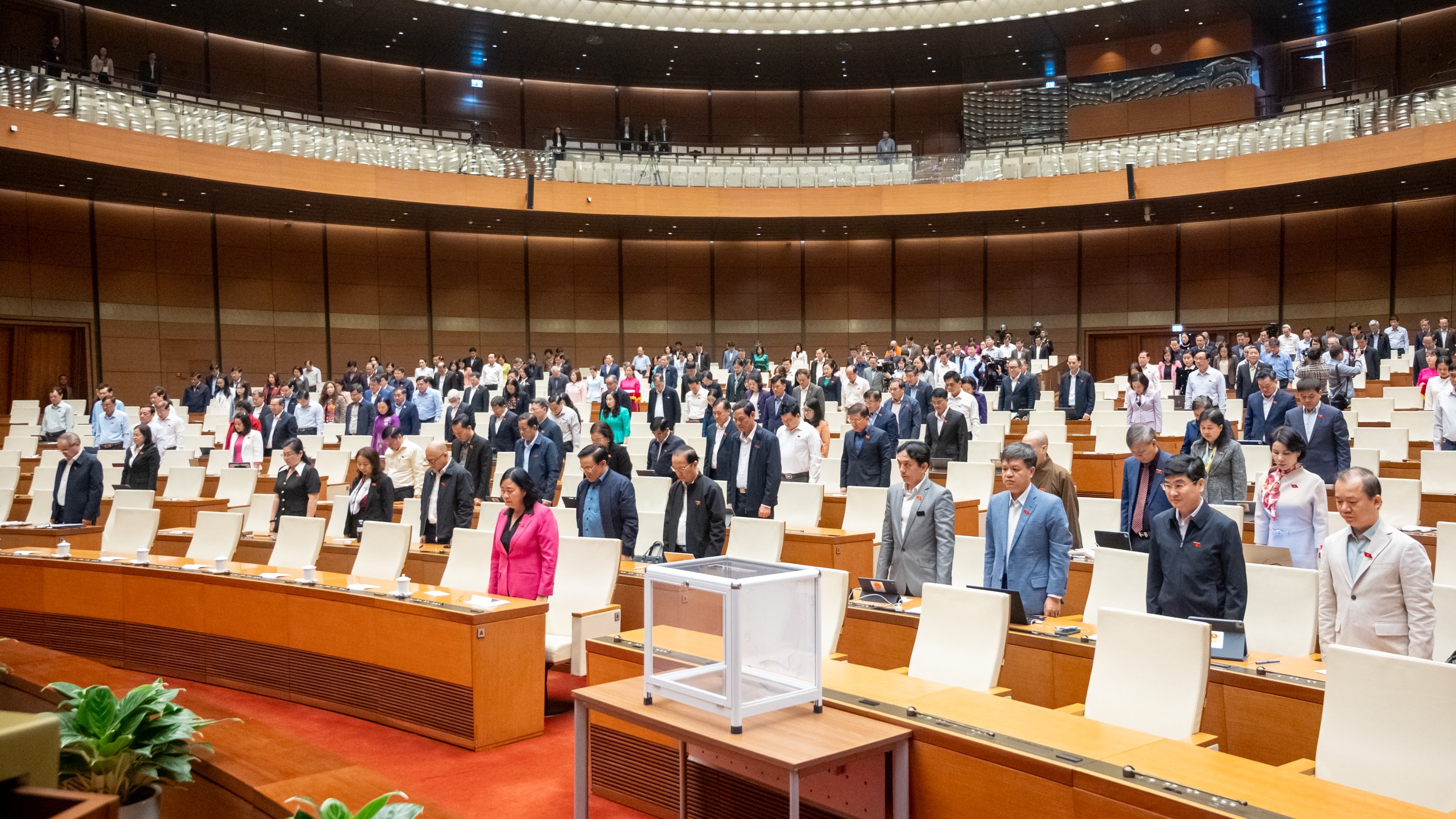 Quốc hội tưởng niệm nạn nhân thiên tai và kêu gọi hỗ trợ khắc phục hậu quả - Ảnh 1.
