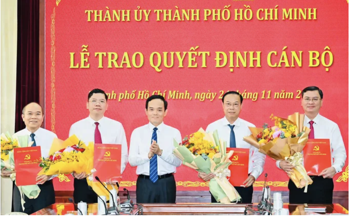 Trao quyết định phê chuẩn bầu Phó Chủ tịch HĐND, Phó Chủ tịch UBND TPHCM - Ảnh 1.
