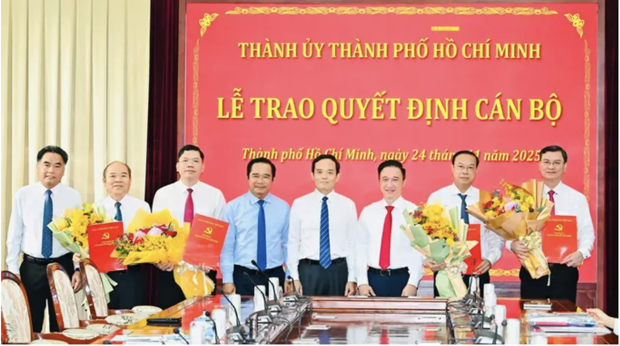 Trao quyết định phê chuẩn bầu Phó Chủ tịch HĐND, Phó Chủ tịch UBND TPHCM - Ảnh 2.