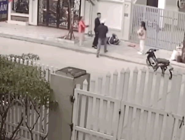 Điều tra vụ hai nam thanh niên hành hung người đàn ông dã man - Ảnh 1.