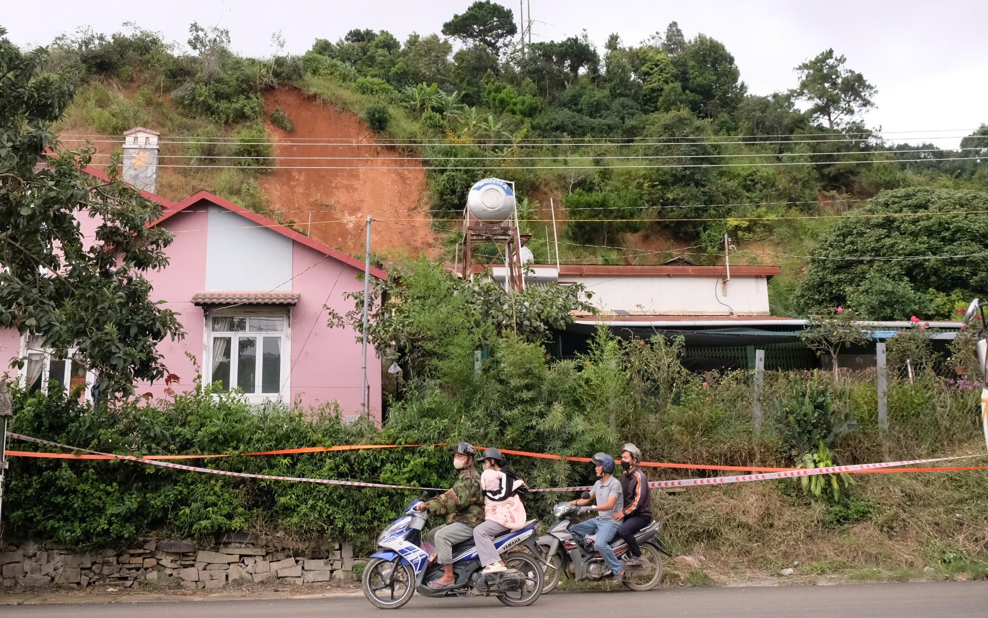 Quả đồi sát Quốc lộ 27 xuất hiện vết nứt lớn , di dời khẩn cấp người dân - Ảnh 4.