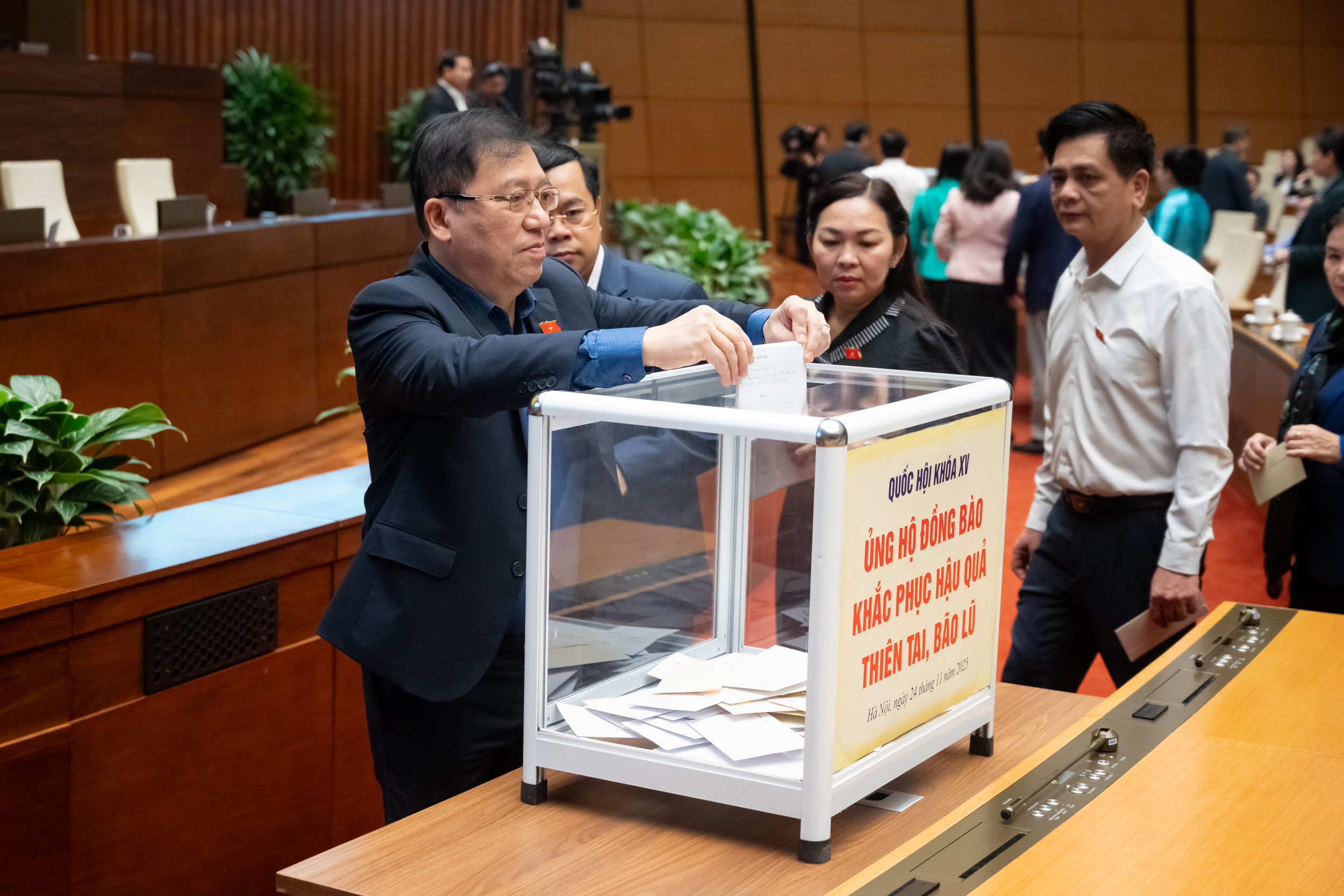 Quốc hội tưởng niệm nạn nhân thiên tai và kêu gọi hỗ trợ khắc phục hậu quả - Ảnh 2.