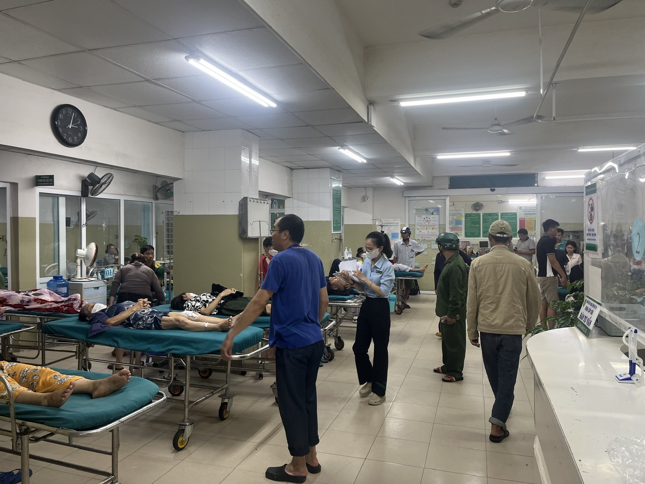 Bệnh viện Đa khoa Phú Yên quá tải, Sở đề nghị các thành phố hỗ trợ gấp - Ảnh 1.