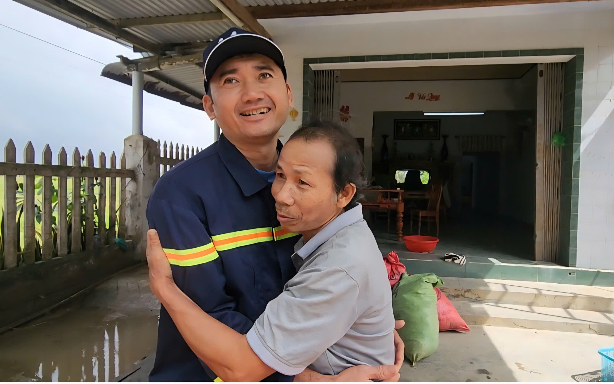 Người hùng cứu sống hơn 40 người trong lũ dữ nhận bằng khen từ UBND tỉnh Đắk Lắk - Ảnh 2.