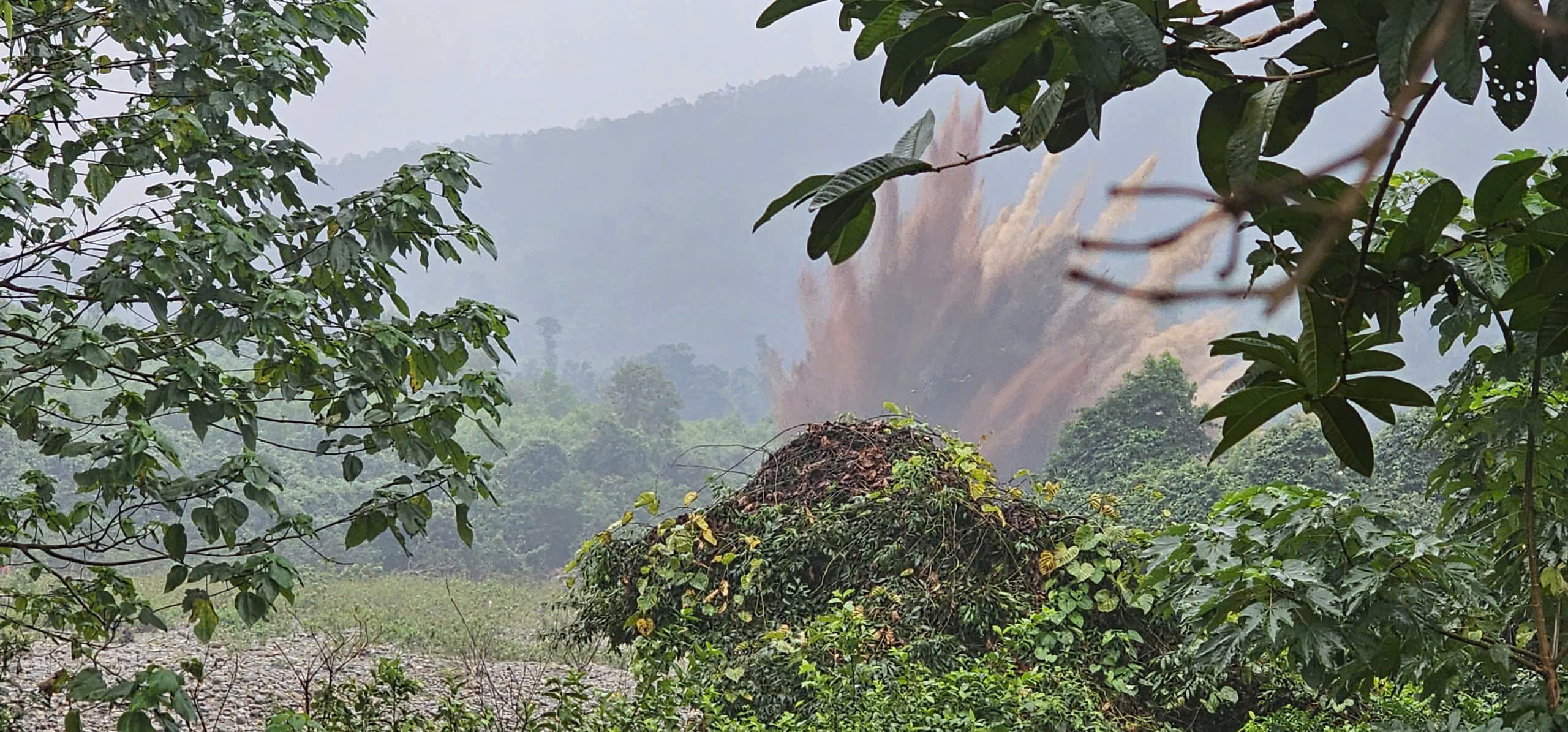 Quảng Trị: Phát hiện bom MK 82 sau mưa lũ , xử lý an toàn cho dân - Ảnh 3.