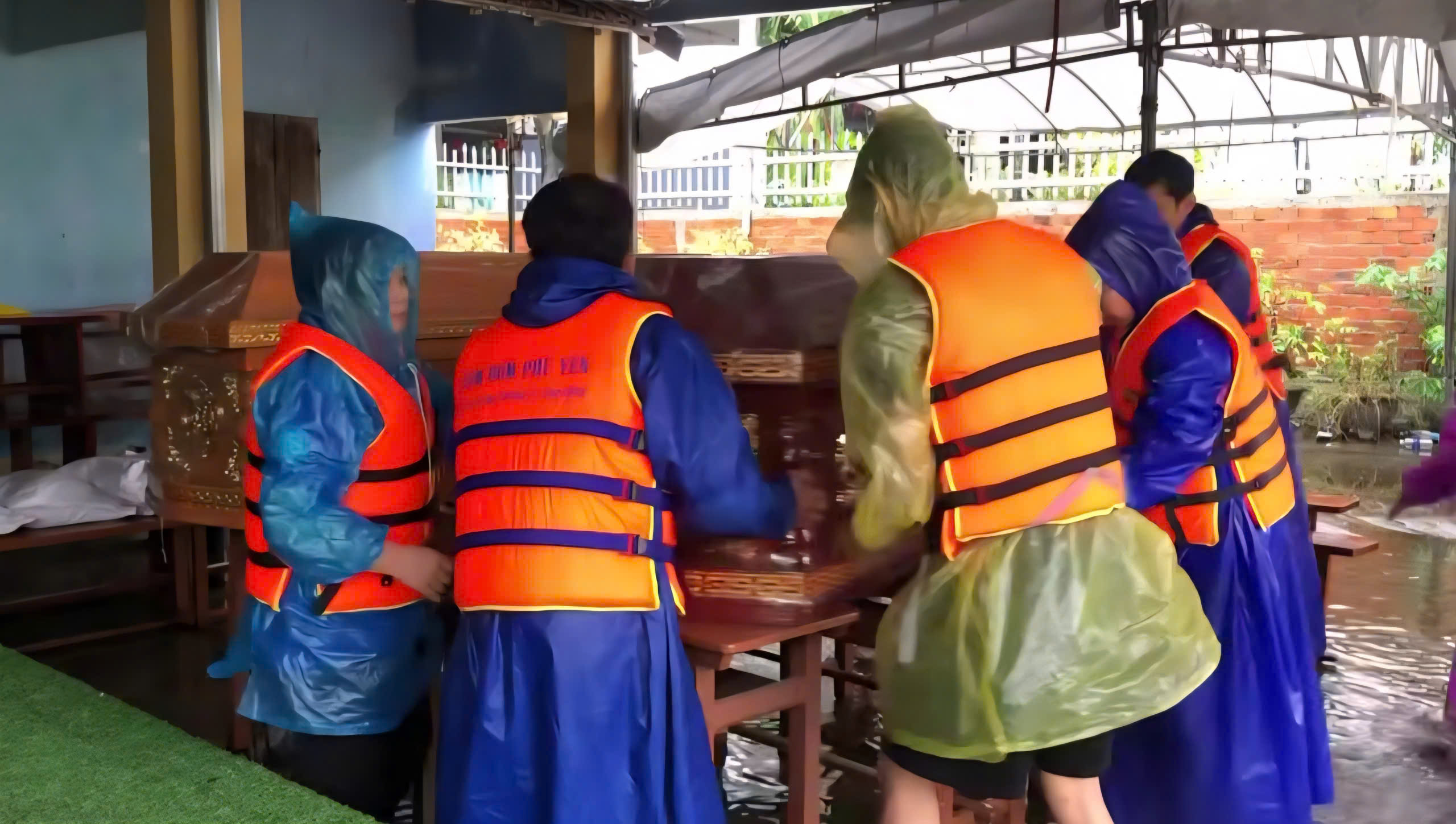 Trái tim miền Trung nhận 431 triệu đồng hỗ trợ nạn nhân lũ lịch sử tại Phú Yên - Ảnh 4.