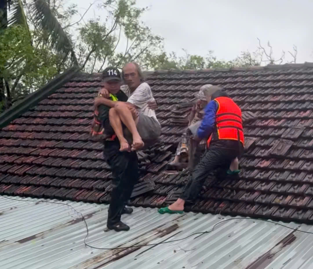 Trái tim miền Trung nhận 431 triệu đồng hỗ trợ nạn nhân lũ lịch sử tại Phú Yên - Ảnh 1.