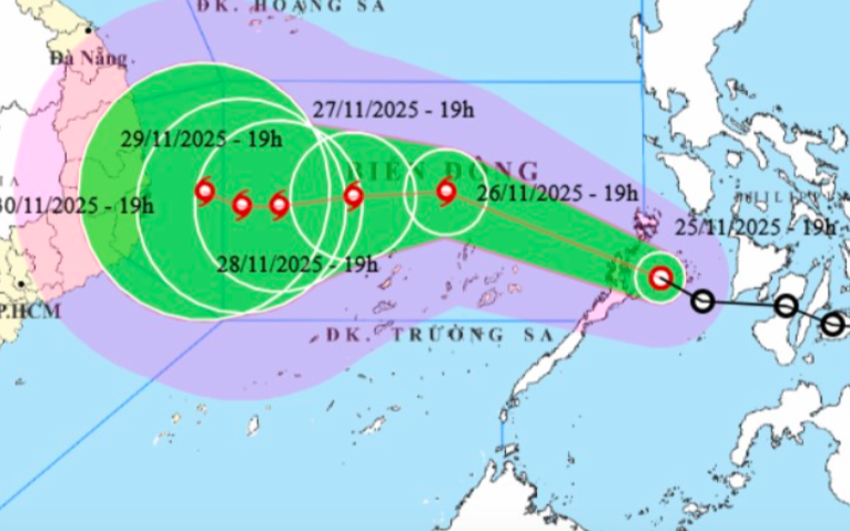 Biển Đông đón bão số 15 với sức gió cấp 10 , hướng vào Nam Trung Bộ - Ảnh 2.